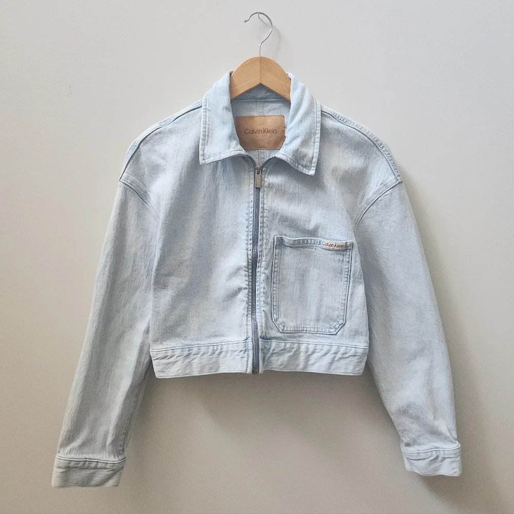 Calvin Klein Cropped Denim Jacket Size Small Light Wash - Picture 1 of 8